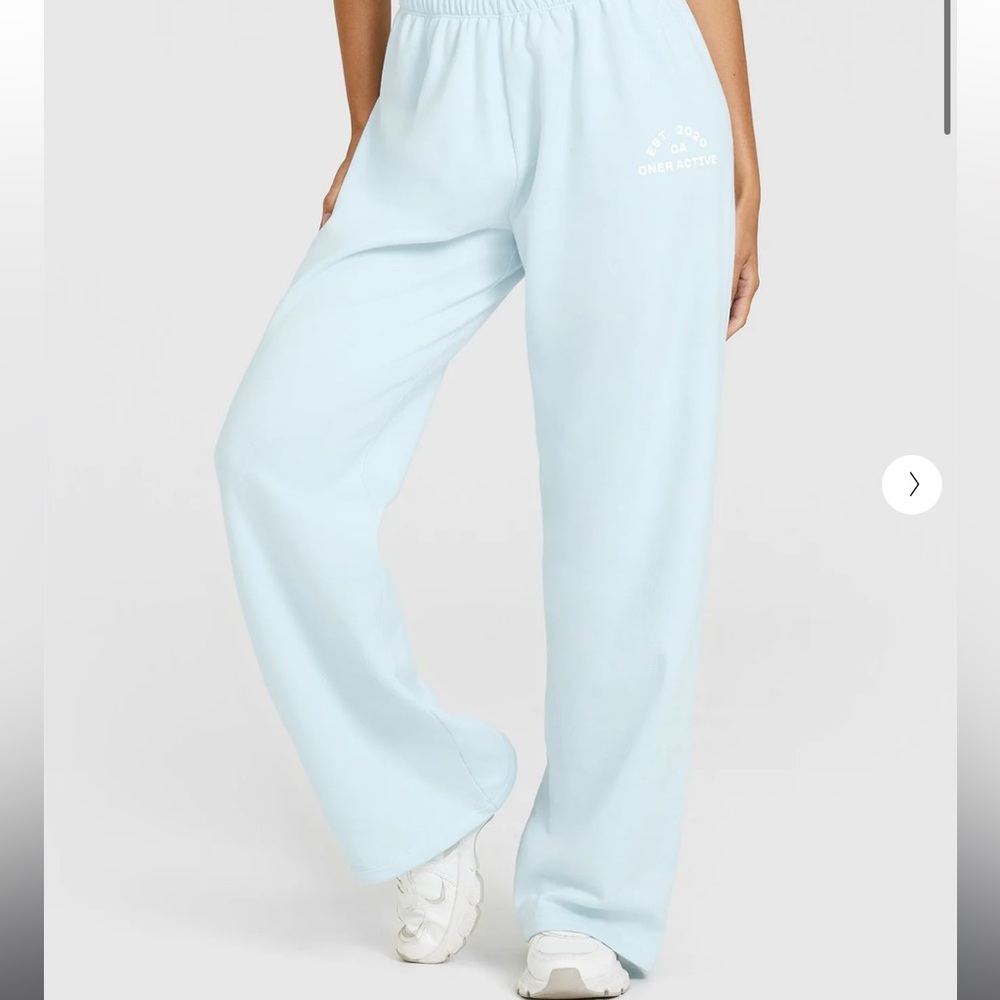 LIGHTWEIGHT STRAIGHT LEG JOGGERS WITH GRAPHIC
